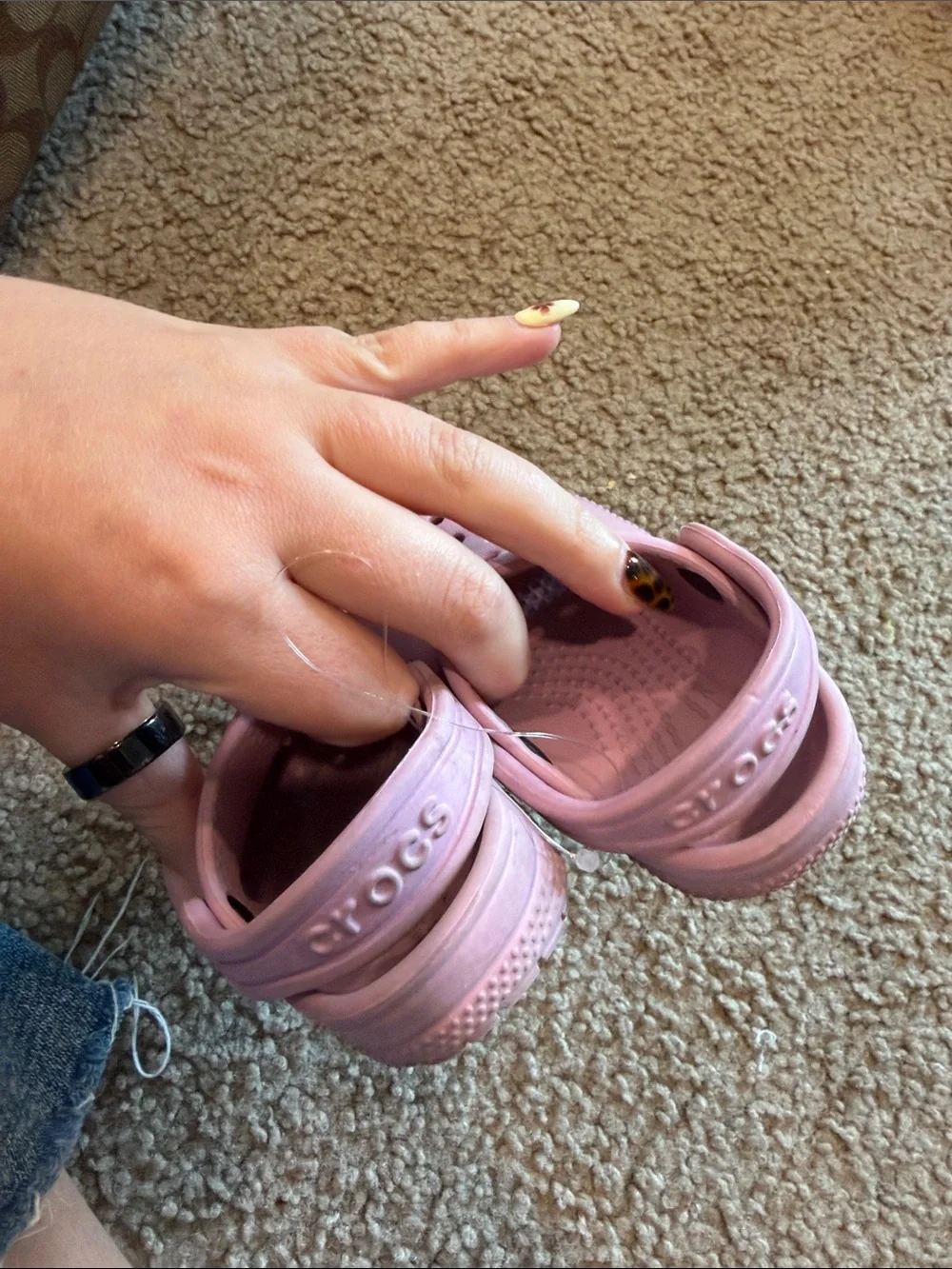 B69 6C Lt pink/purple crocs